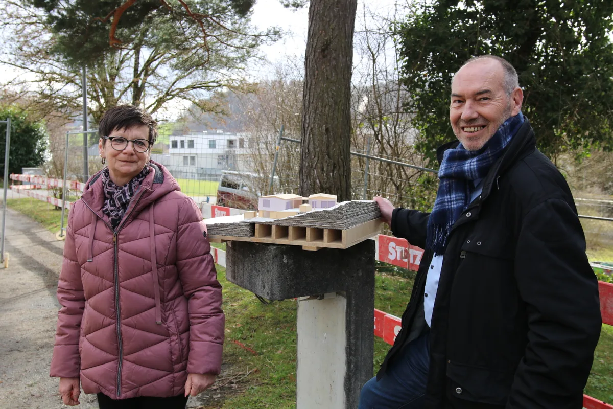 Schulpräsidentin Marianne Bachofner und Gemeindepräsident Pascal Martin stehen neben dem Modell für den Bau.